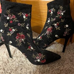 Black heels with rose print